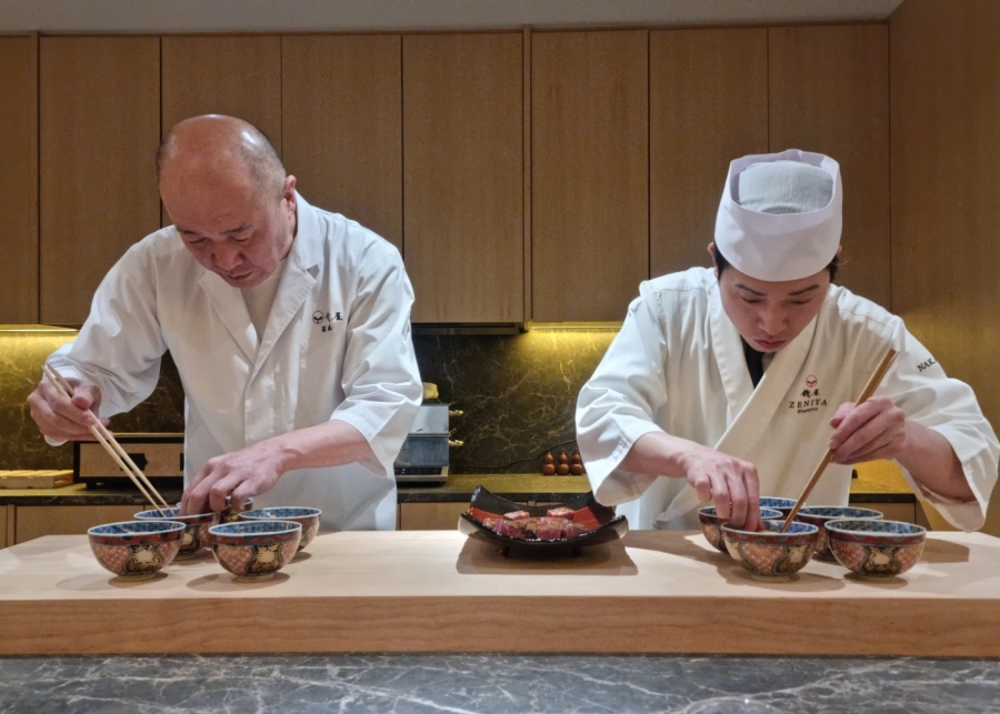 Best omakase in Singapore - Zeniya Singapore - chefs preparing dishes live