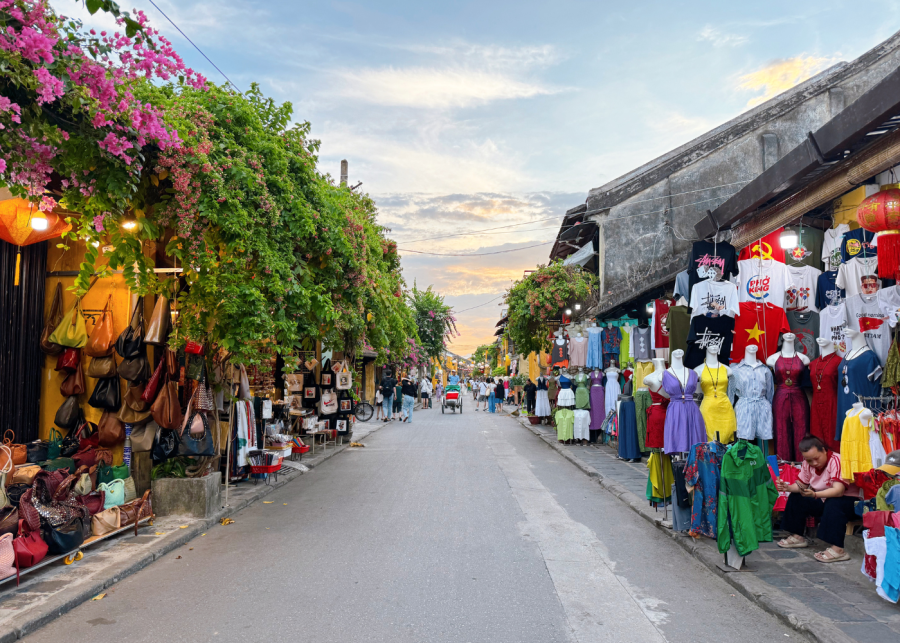 things to do in hoi an | ancient town street shops
