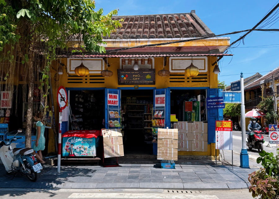 things to do in hoi an | walking on the street